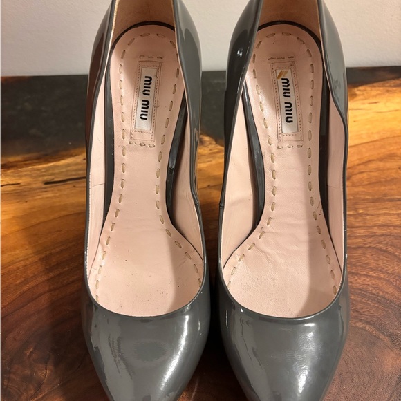 Miu Miu by Prada Vernice Donna Grey Patent Leather Platform Pump, Size 38.5/US 8 - Picture 6 of 6
